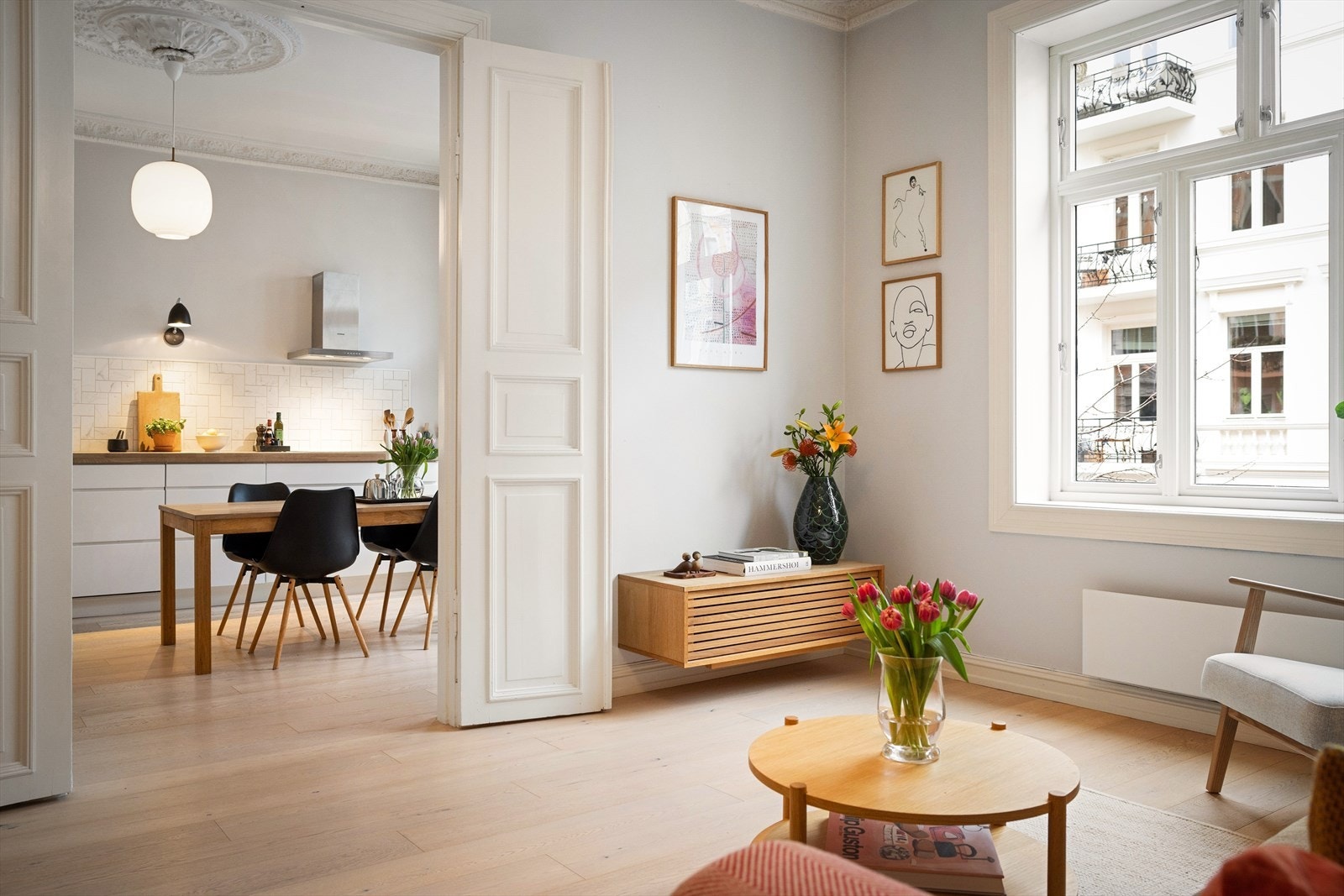 Boligen ligger i en sjarmerende, klassisk bygård fra 1899 og byr på vakker stukkatur og dekorative rosetter som løfter rommene. Det listefrie skillet mellom stue og kjøkken forsterker boligens stilrene utrykk. Galleribilde