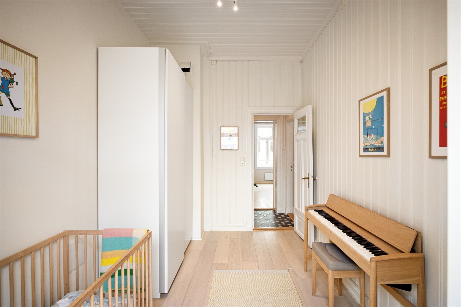 Det andre soverommet er romslig og allsidig, og kan brukes som barnerom, kontor eller ekstra soverom. Galleribilde