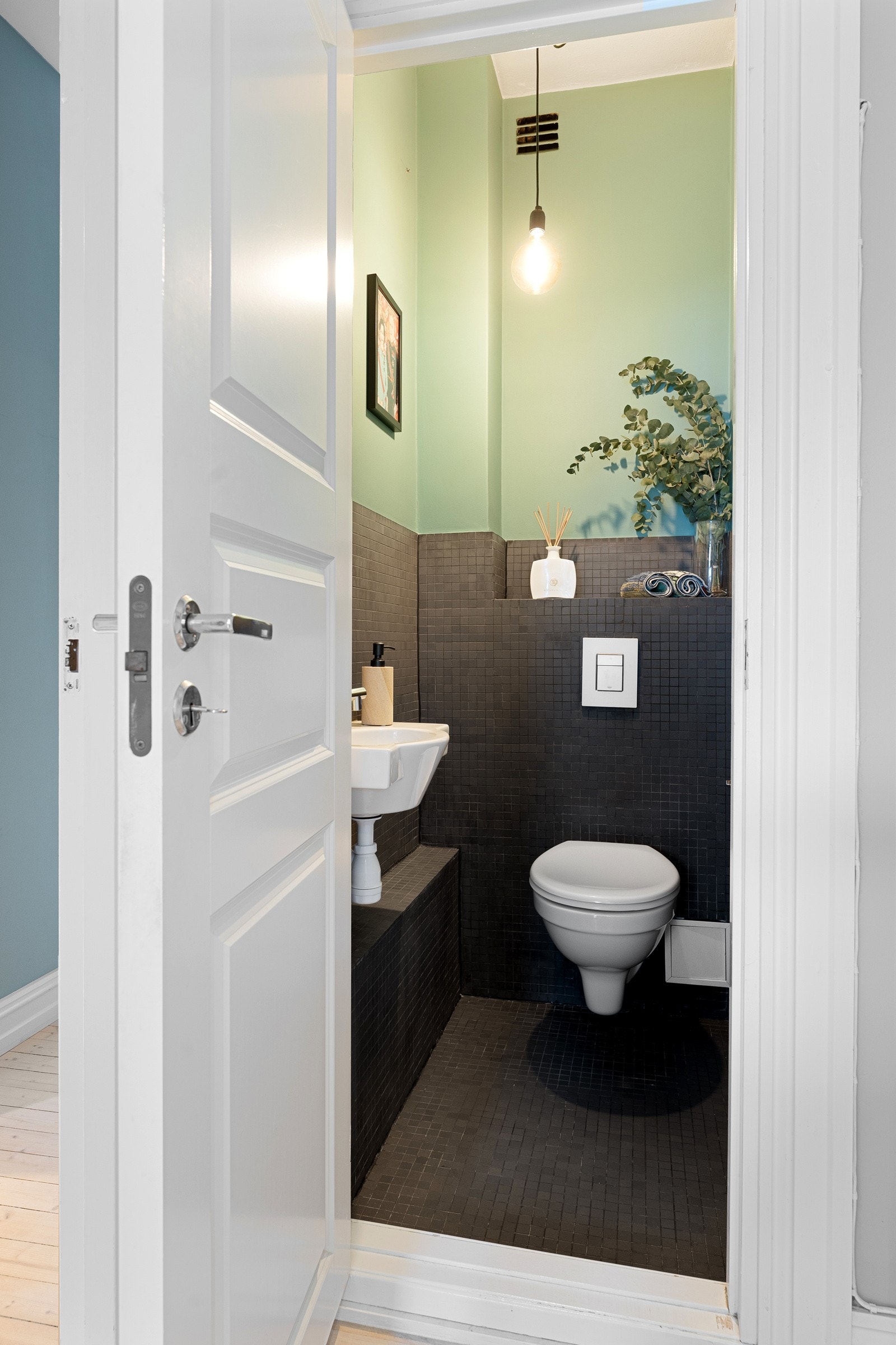 Entréen tar deg bl.a. videre til leilighetens toalettrom med en tidsriktig og stilig innredning. Galleribilde