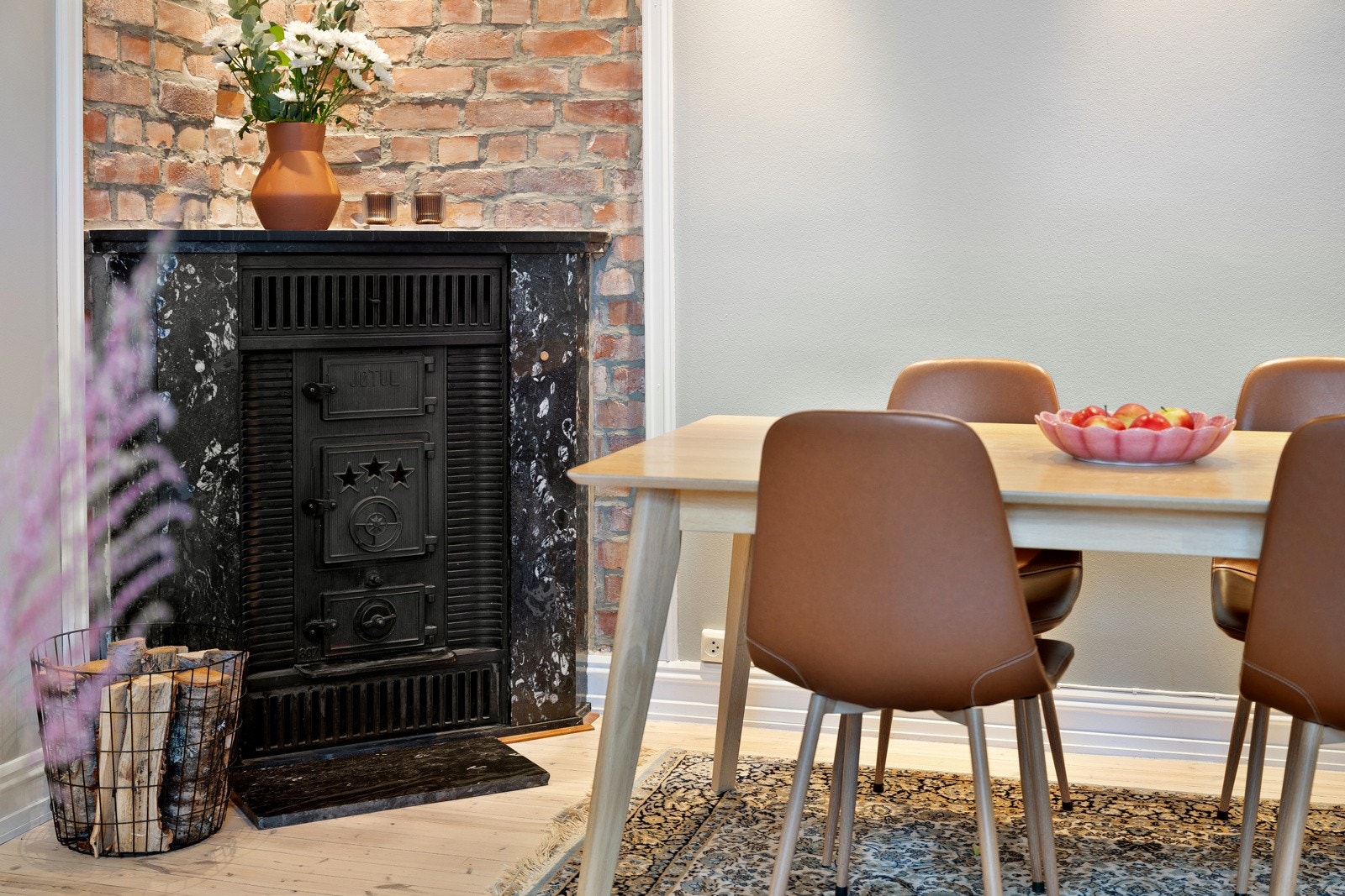 Den klassiske og pene vedovnen varmer godt på de kaldere årstider og skaper et hjemmekoselig uttrykk. Galleribilde