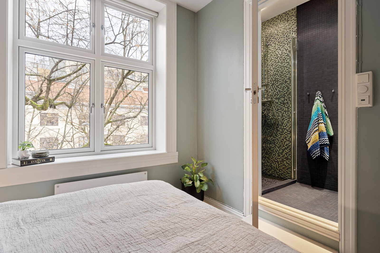 Adkomst til leilighetens bad fra soverommet. Galleribilde