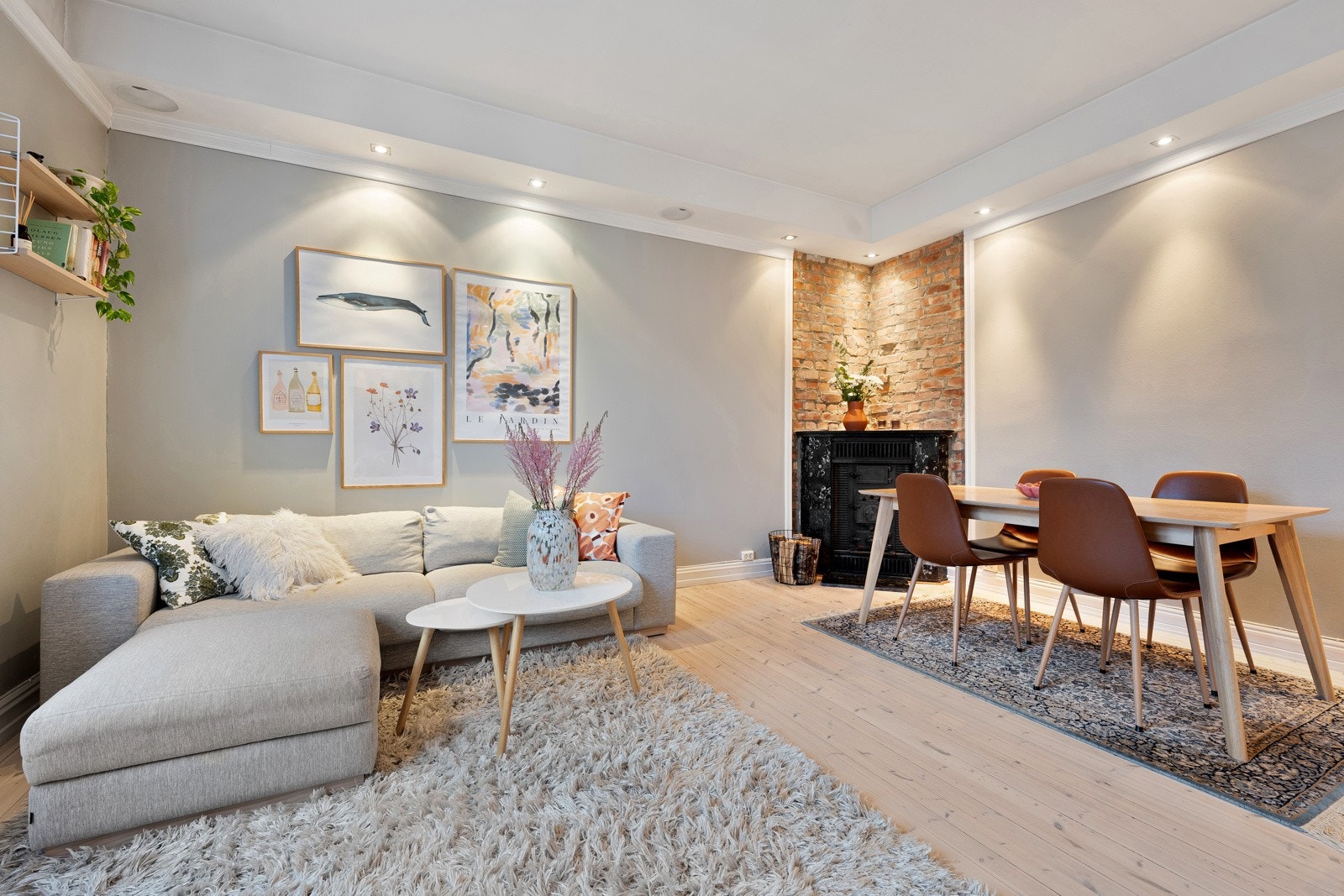 Det er god plass til en større sofagruppe og tilhørende møblement. Det er også innbygde høyttalere i taket fra Marin Logan, noe som er perfekt for hjemmekino. Galleribilde