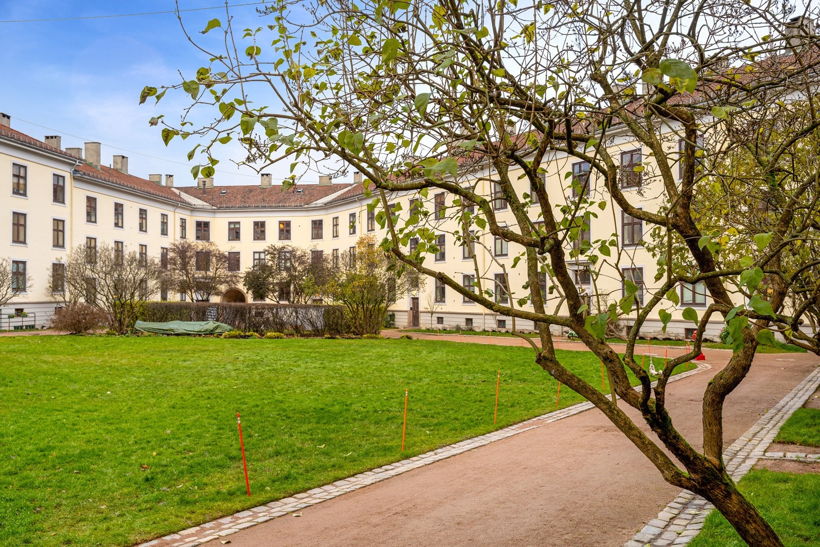 Her får du en attraktiv 2- roms toppleilighet med en svært sentral & populær beliggenhet i en prisbelønnet bygård. Galleribilde