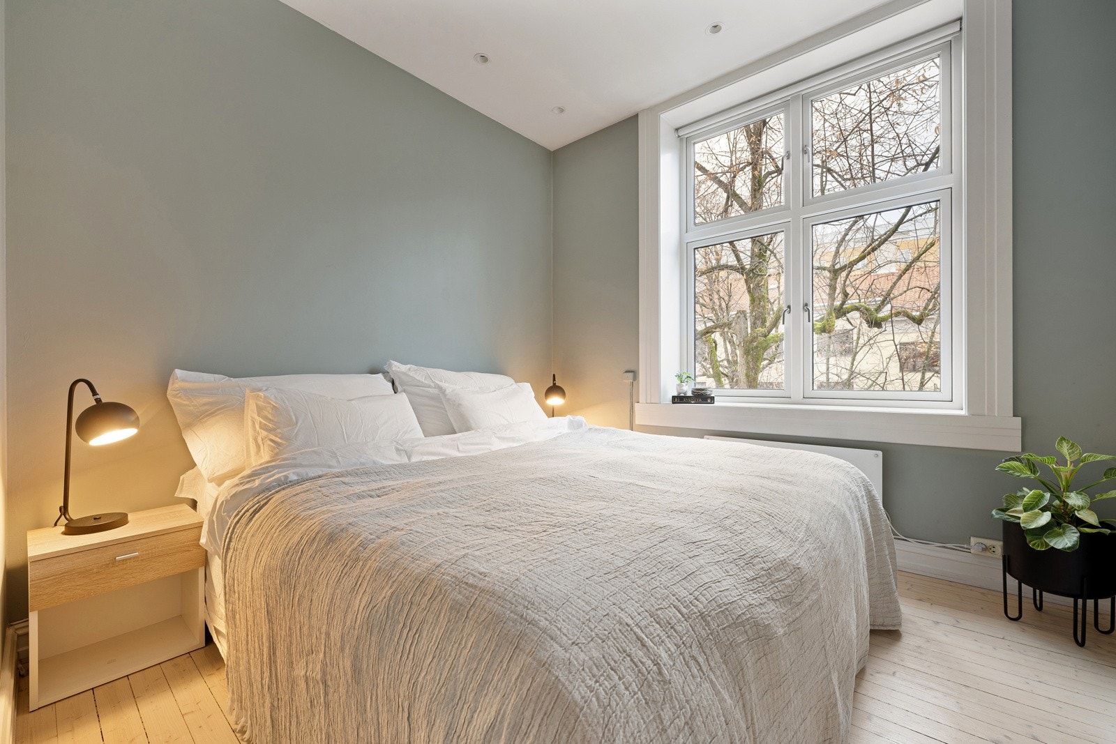 Her er det god plass til dobbeltseng og nattbord på begge sider. Galleribilde