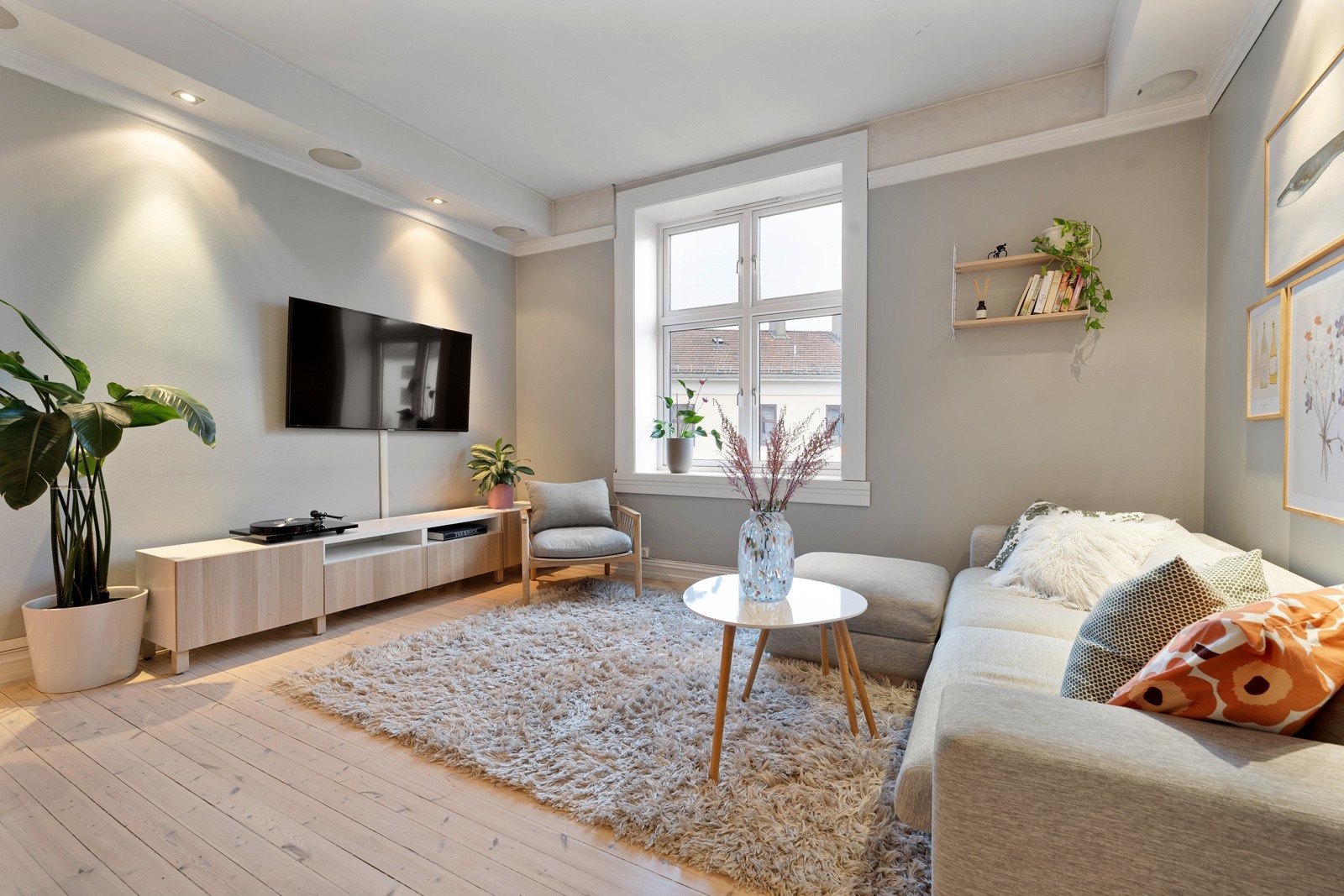 Denne innbydende leiligheten ligger i byggets 3. etasje og har en gjennomgående, arealeffektiv planløsning som utnytter hver kvadratmeter optimalt. Galleribilde