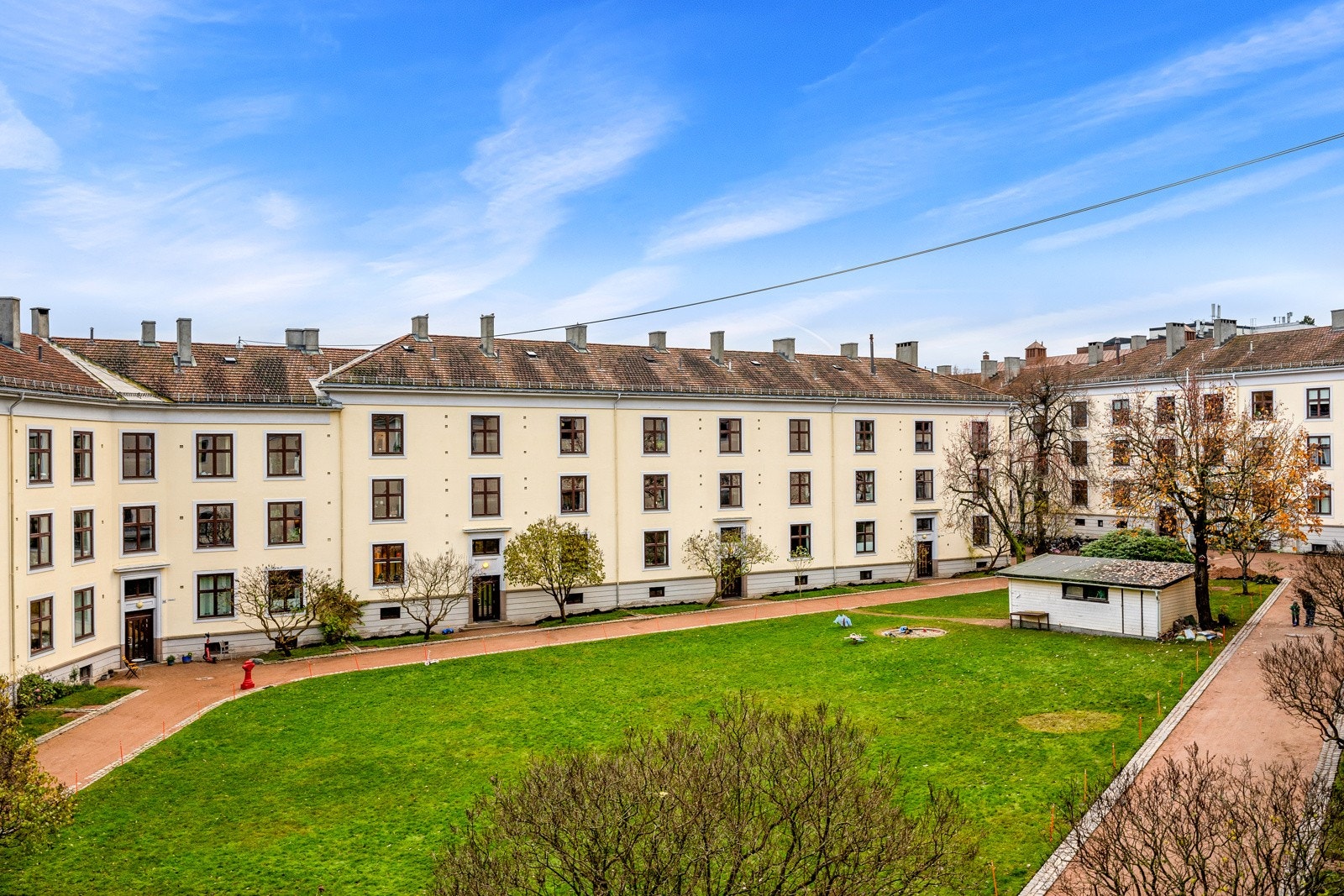 Prisbelønt, praktfull bakgård tegnet av Snøhetta med gressplen, sittegrupper, grillplass og gode solforhold. Galleribilde