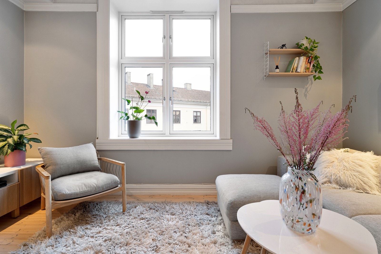 Rikelig med naturlig lys slippes inn gjennom de flotte vindusflatene fra 2006, noe som sammen med den tidsriktige fargen på veggene skaper en god romfølelse. Galleribilde