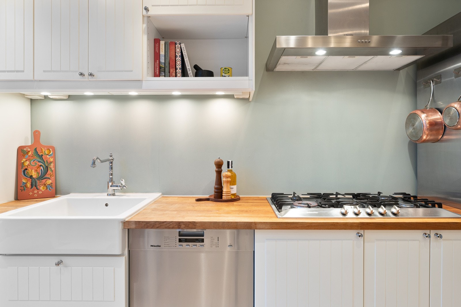 Det er nedfelt gassplatetopp, oppvaskmaskin, stekeovn og kjøleskap med fryser. Galleribilde