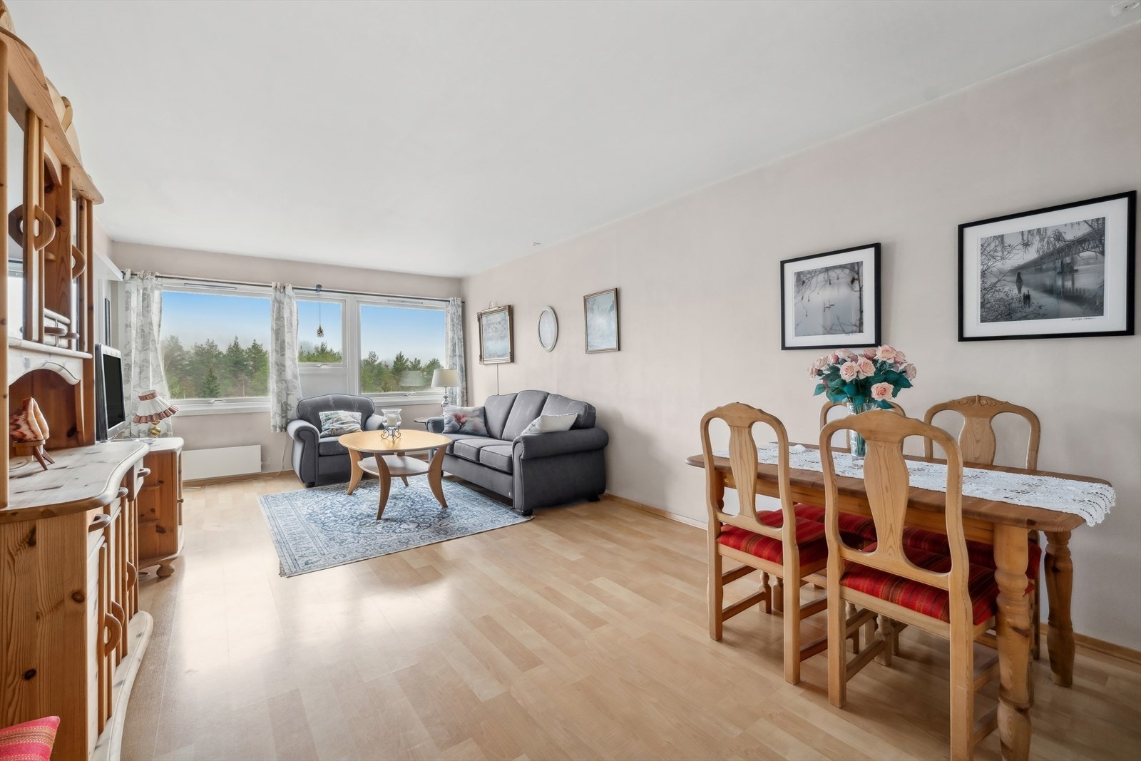 Stuen er lys og romslig med rikelig plass til å skape flere ulike soner. Galleribilde