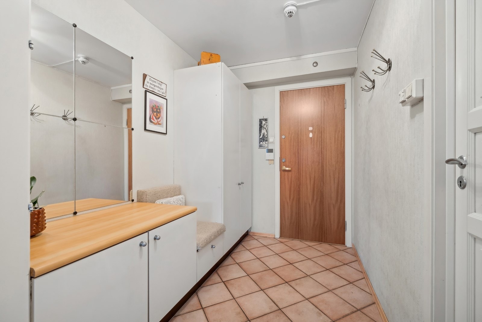 Fra entreen er det adkomst til både soverom, bad og stue, noe som gir en praktisk og enkel rominndeling. Galleribilde