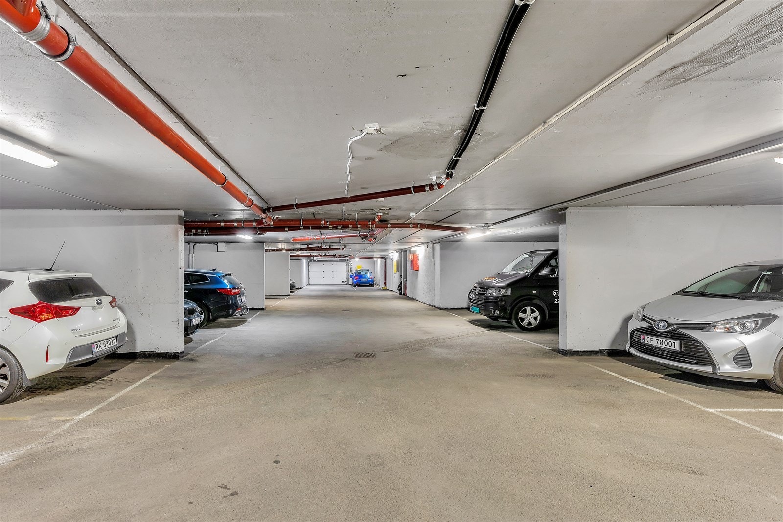 Det medfølger en parkeringsplass i garasjeanlegg med heis opp til etasjeplan. Galleribilde