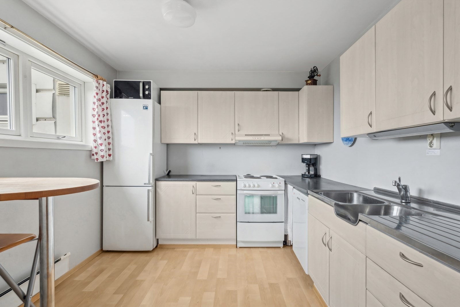 Kjøkkenet har en delvis åpen løsning mot stuen, som skaper en fin flyt mellom rommene. Galleribilde