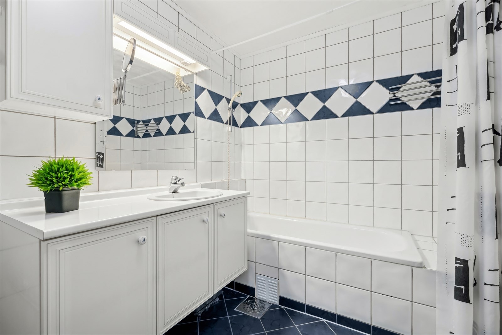 Baderomsinventarene er plassert med fokus på optimal plassutnyttelse. Galleribilde