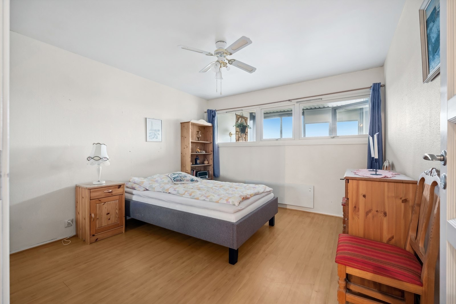 Soverommet, som de øvrige rommene, har en romslig størrelse som gir gode møbleringsmuligheter. Galleribilde