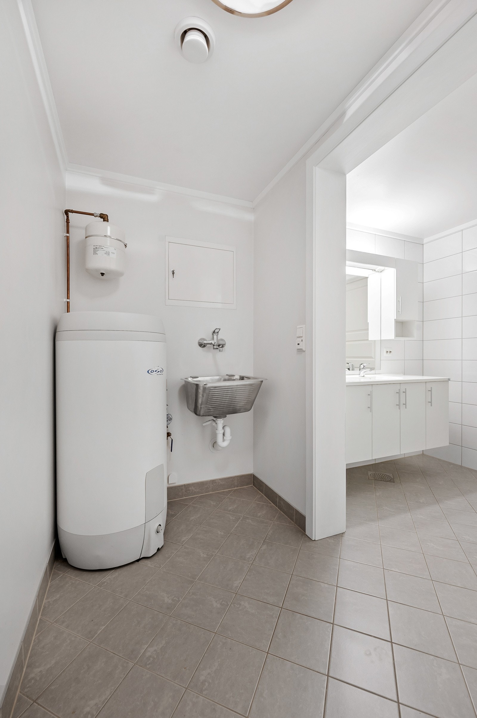 Her står varmtvannsberederen og det er utslagsvask. Galleribilde