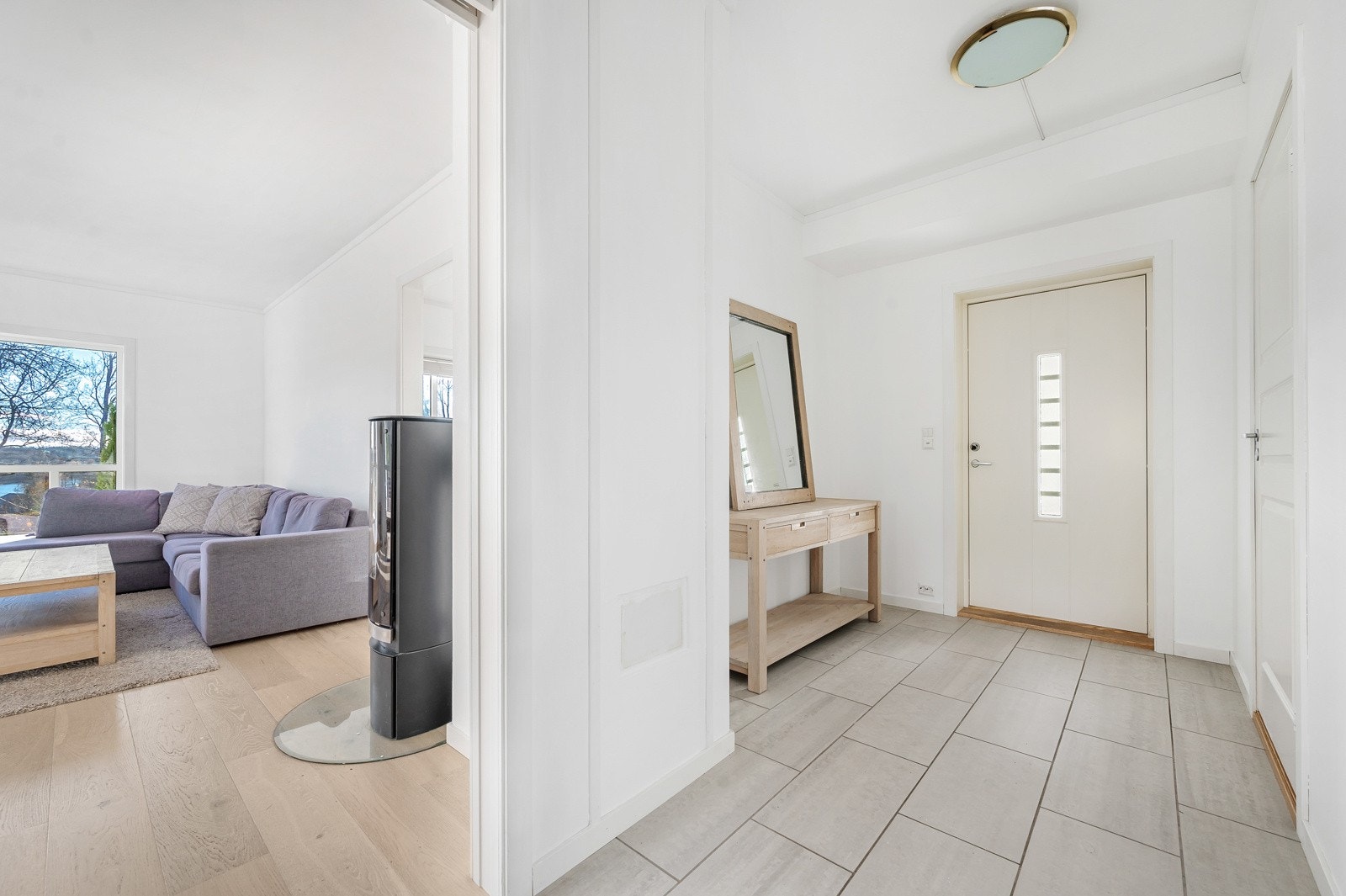 Leilighetens gulvflater består av parkett og fliser. Fliser i entrè og på bad/vaskerom har behagelig gulvvarme. Galleribilde