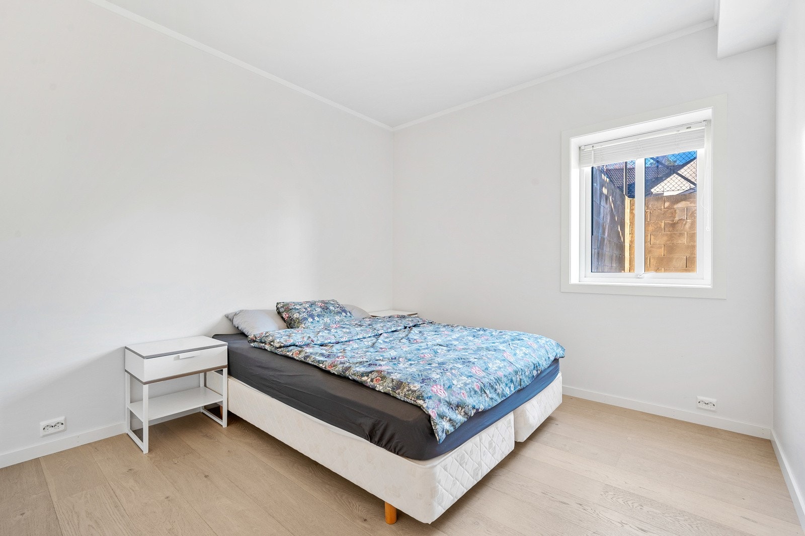 Soverom 1 har god plass til dobbeltseng med nattbord på sidene samt garderobeskap. Galleribilde