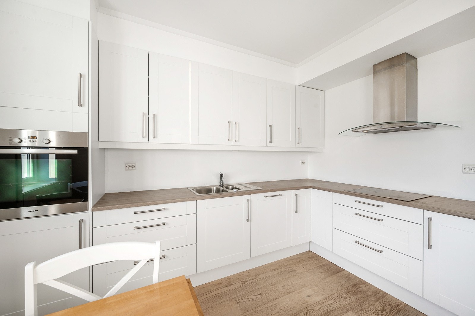 Lekkert kjøkken med integrerte hvitevarer og godt med skap-, skuffe-, og benkeplass. Galleribilde