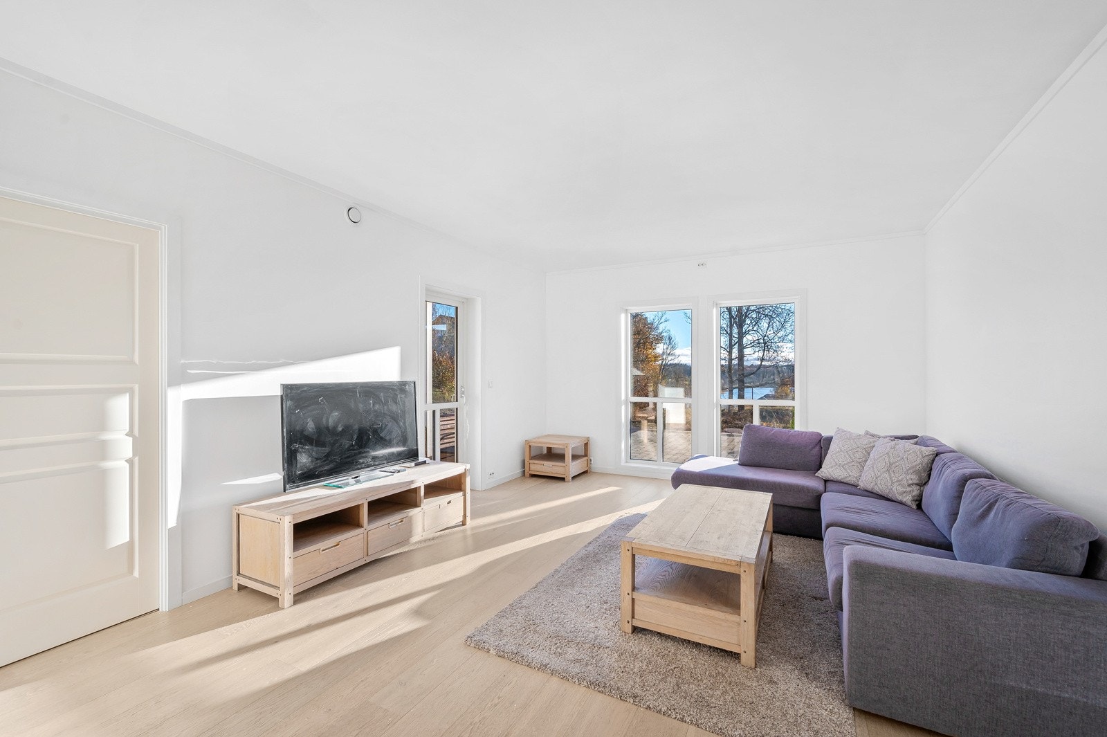 Stuen er lys og har gode vindusflater som slipper inn rikelig med naturlig lys. Fra stuen er det utgang tli plattingen. Galleribilde