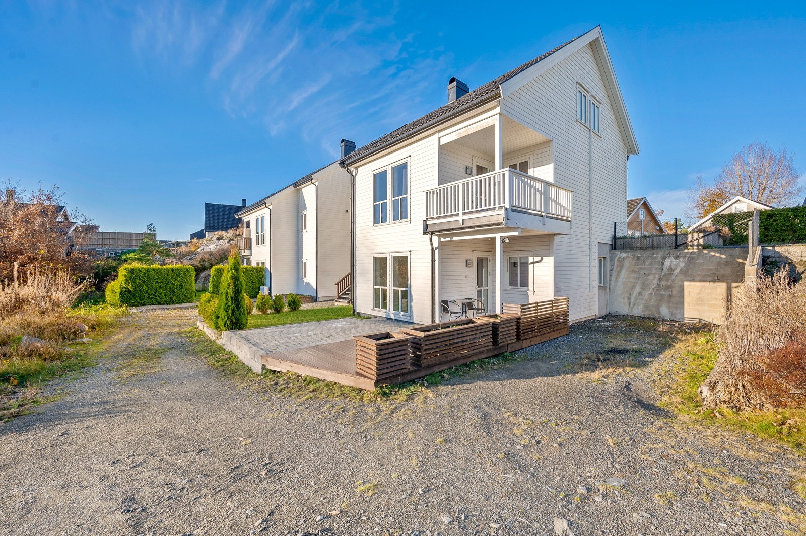 Det er tilhørende parkeringsplass på asfaltert fellesområde, men også plass til to biler ved siden av leiligheten her nede. Her blir det ikke brøytet vinterstid. Galleribilde