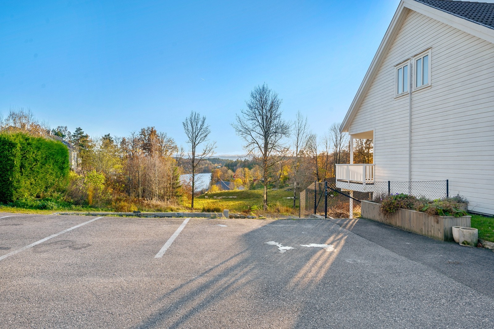 Tilhørende parkeringsplass på asfaltert fellesområde Galleribilde