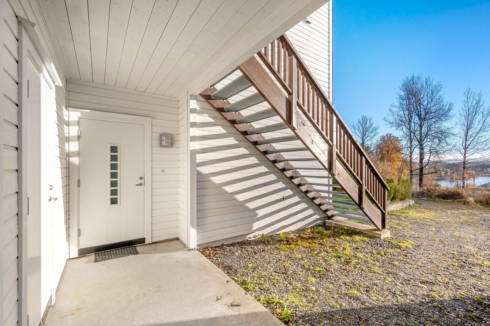 Inngangspartiet og inngang til tilhørende utvendig bod. Galleribilde