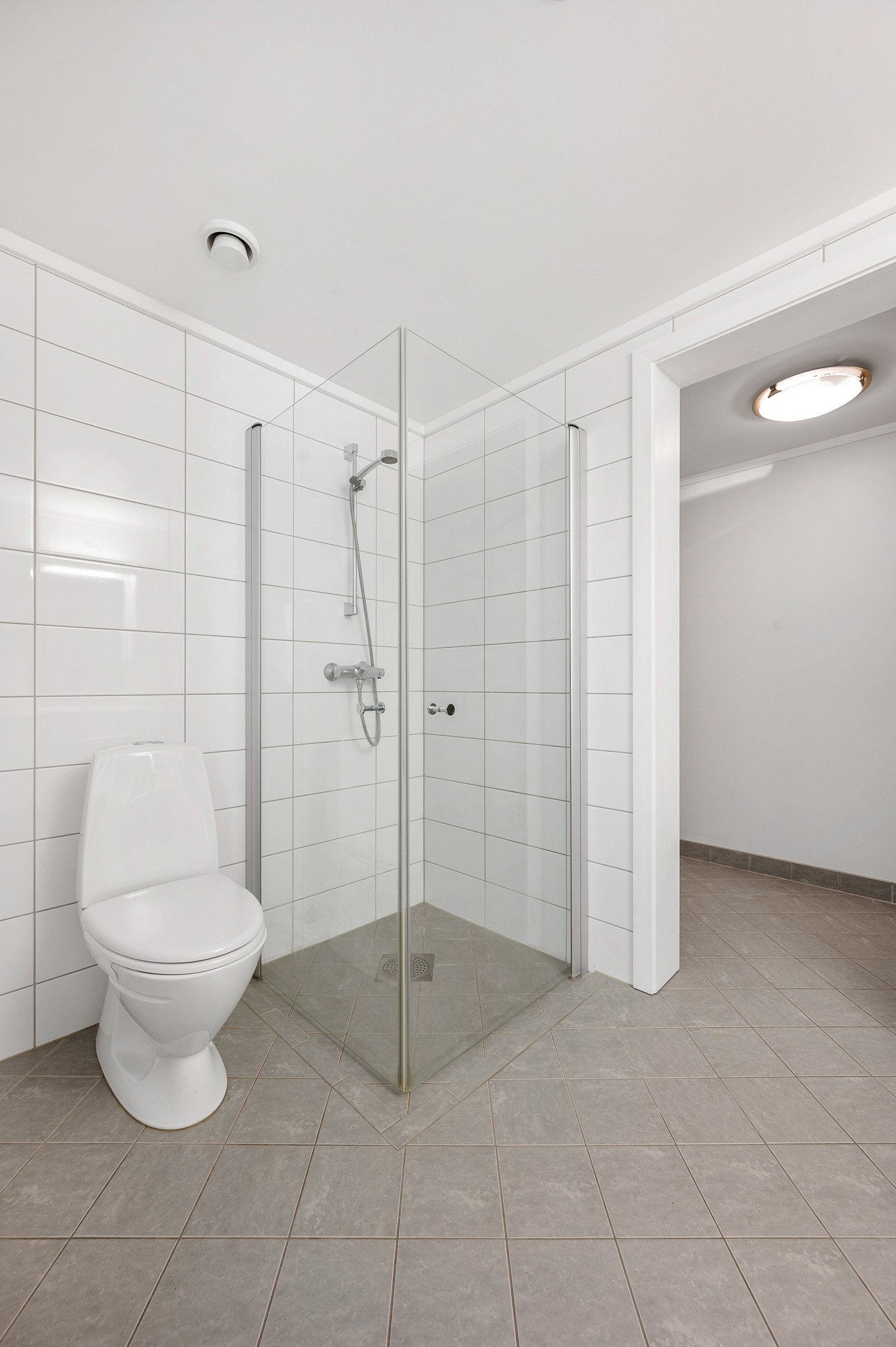 Dusj glassdører og gulvstående toalett Galleribilde