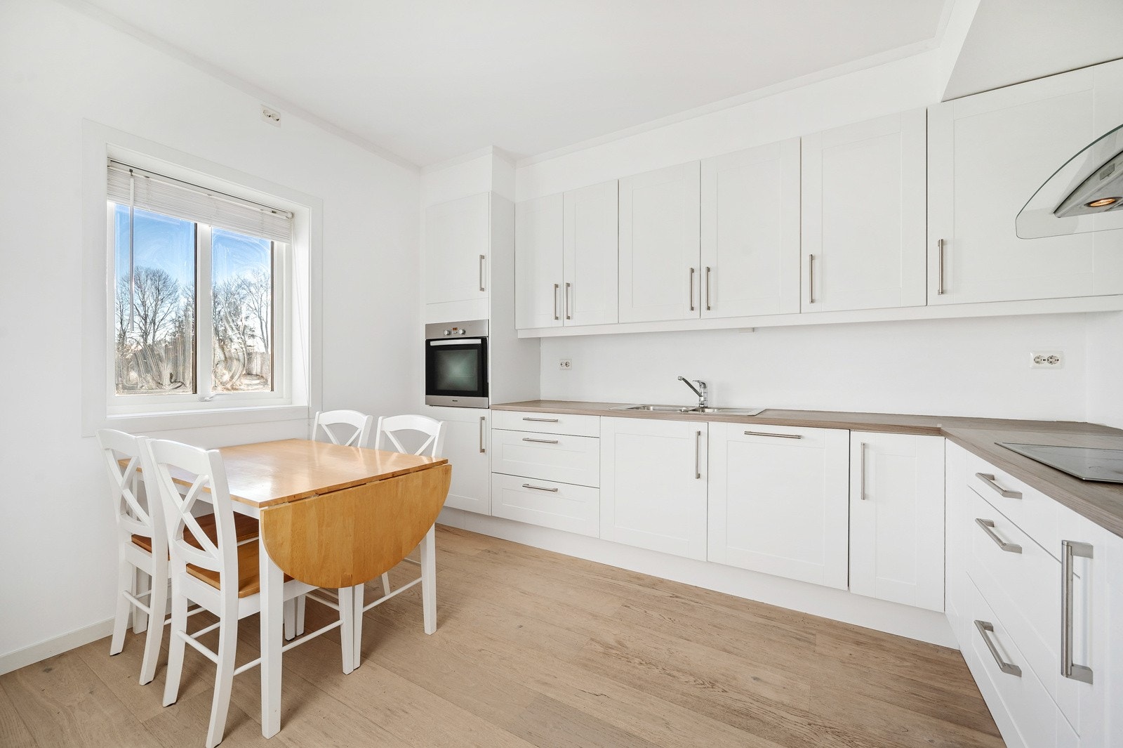 Innbydende, lyst og fint kjøkken hvor man kan nyte et måltid med utsikt til Longumkilen. Galleribilde