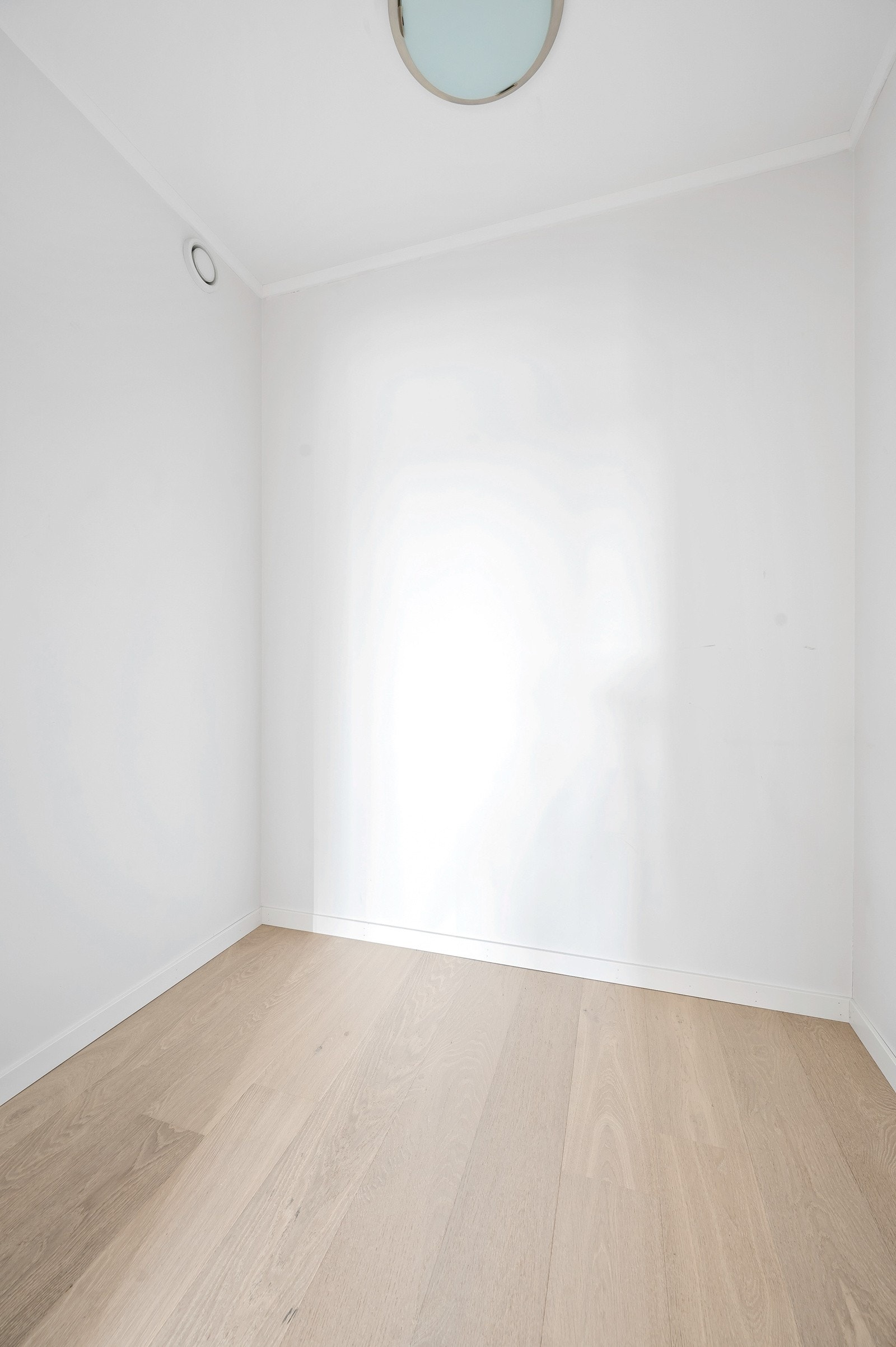 I entrè er det praktisk plassert innvendig bod som også kan brukes som garderobe. Galleribilde