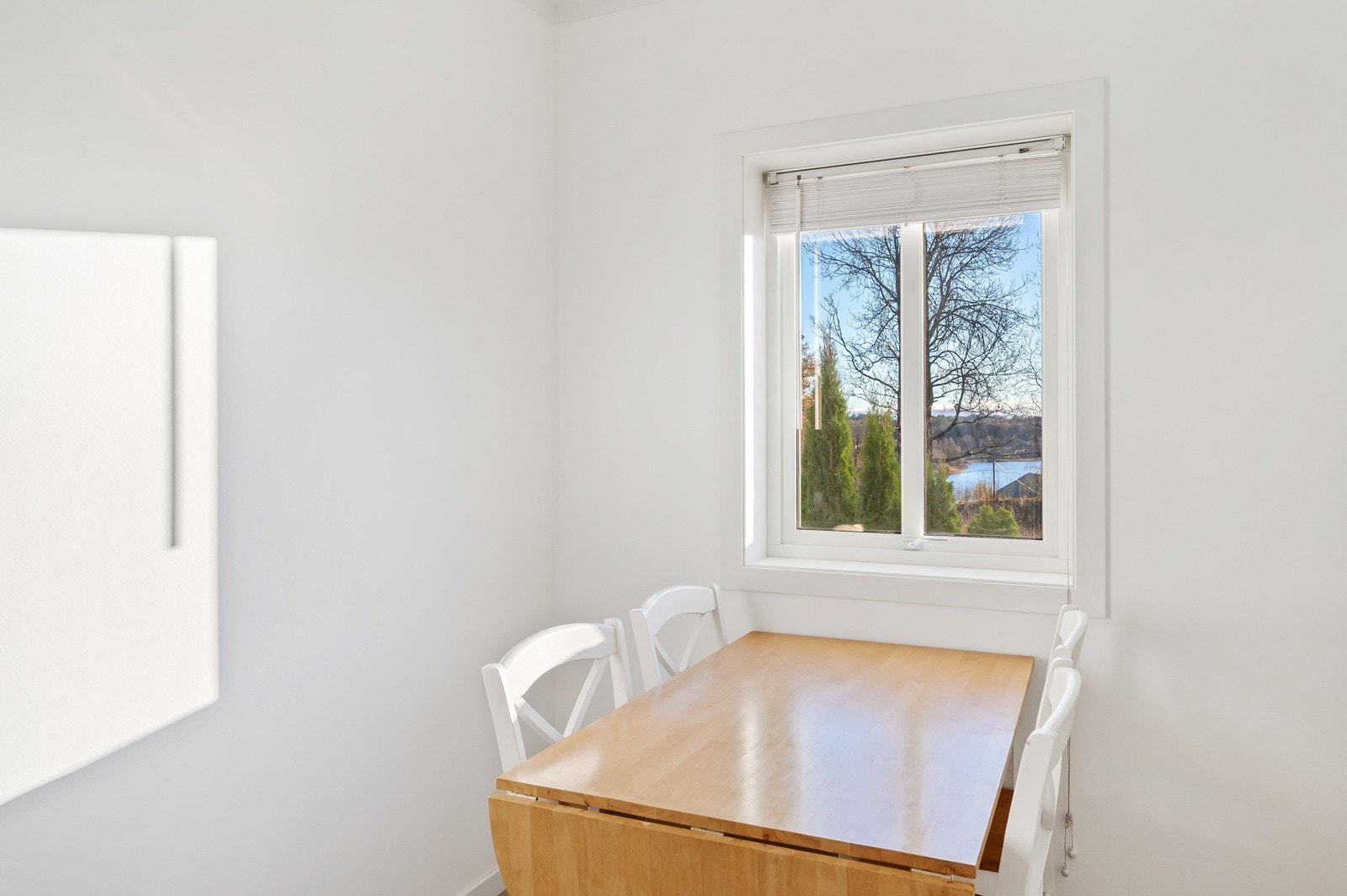 Plass til spisebord ved vinduet på kjøkkenet. Galleribilde