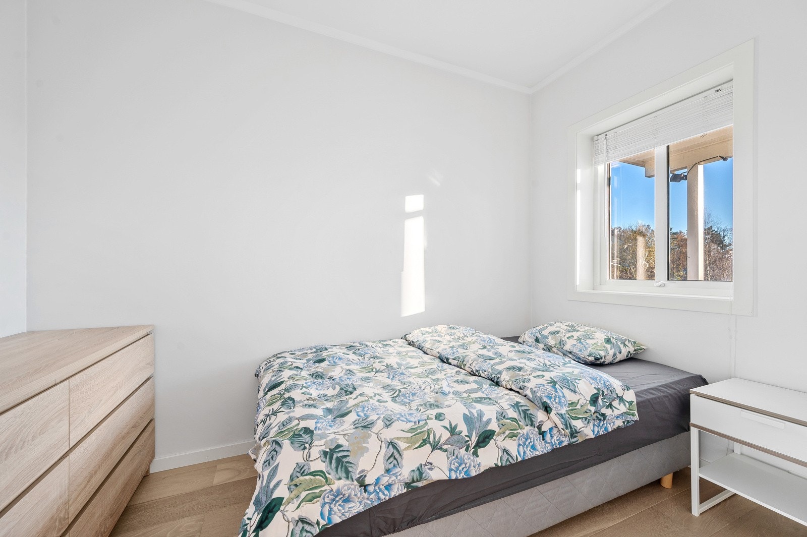 Soverom 2 ligger med adkomst fra stuen. Galleribilde