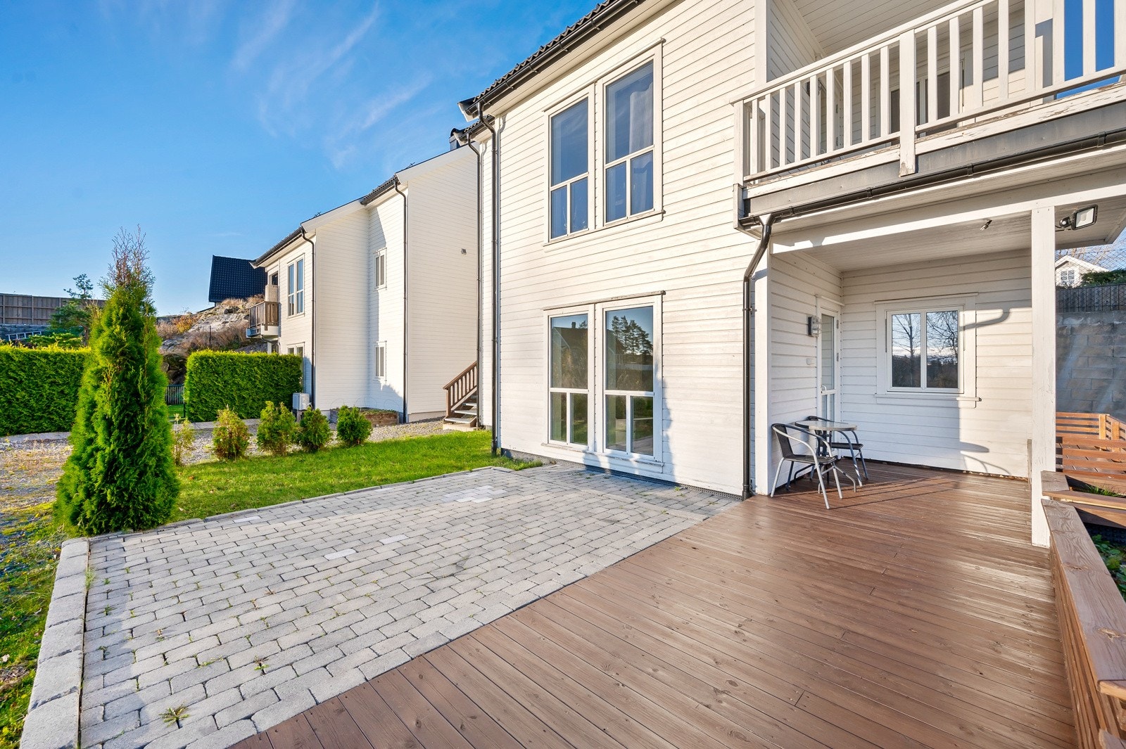 Leiligheten har fin og solrik uteplass som er lettstelt og pent opparbeidet. Galleribilde