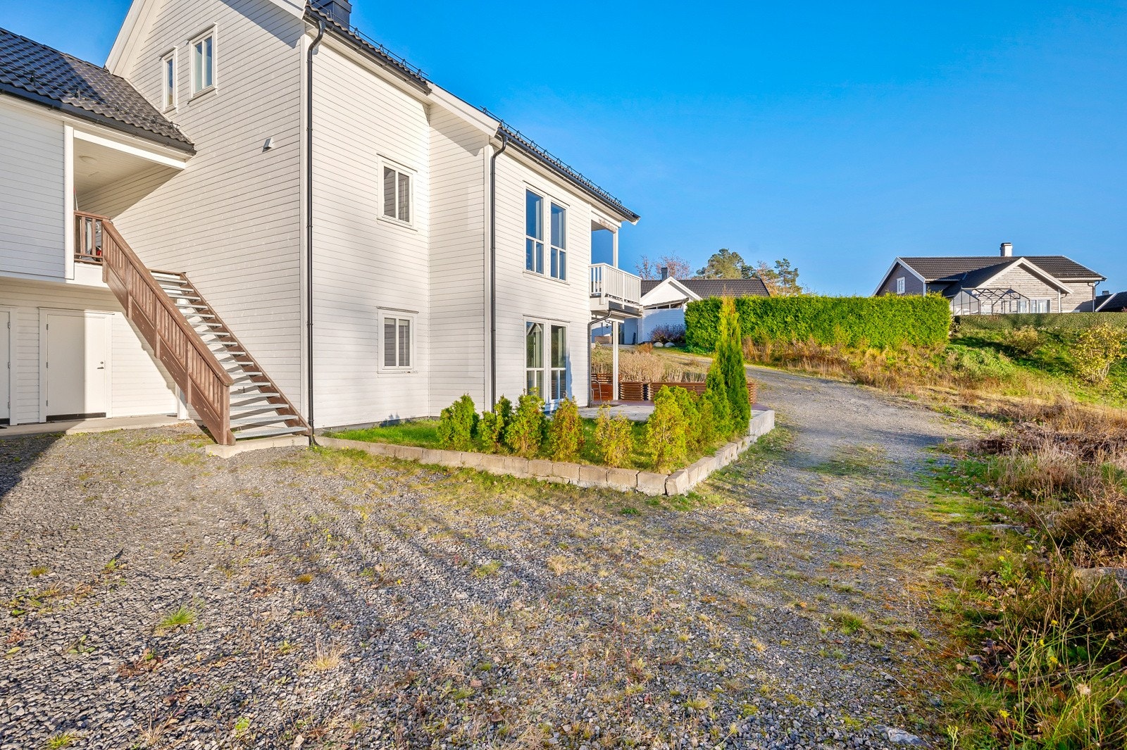 Solrik og fin uteplass med mye potensiale Galleribilde