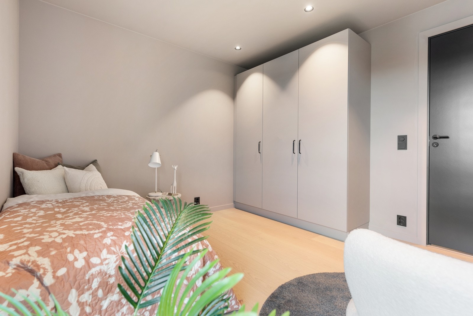 Alle soverommene er av god størrelse og har god plass til seng samt garderobeskap Galleribilde