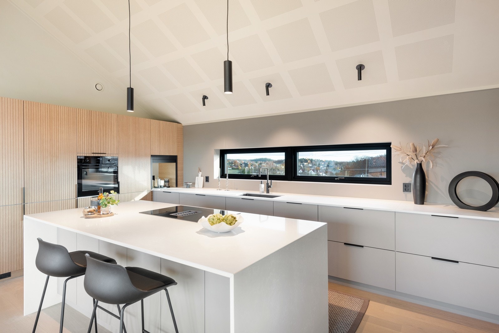 Ved kjøkkenøyen er det plass til barstoler, perfekt for hektiske hverdagsfrokoster Galleribilde