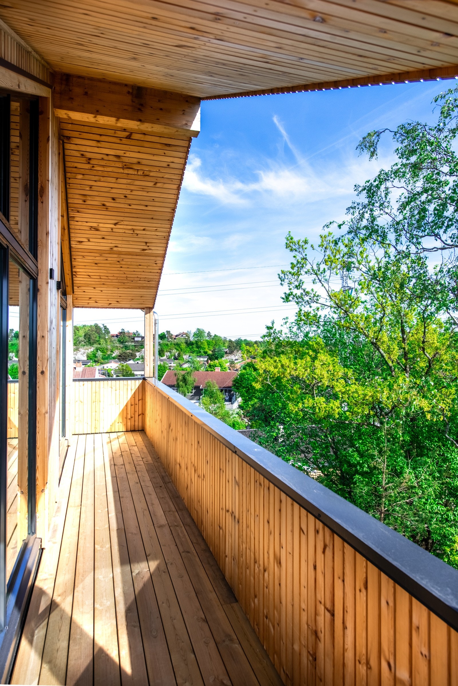 Kledningen er dobbeltfals rett med spor, malmfuru, malm 100 . Overflaten vil bli få en nydelig patina grå farge Galleribilde