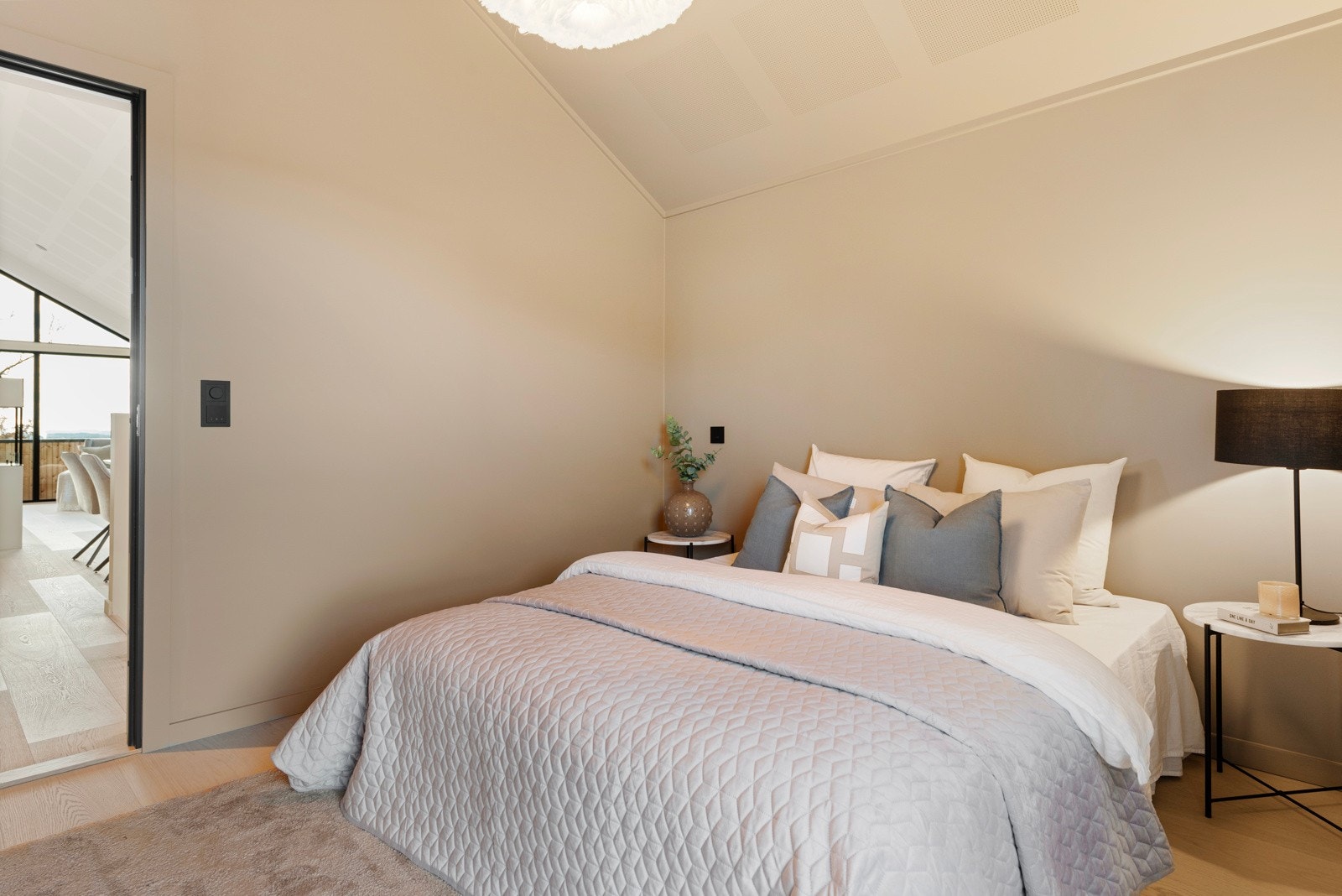 Det er god plass til en stor dobbeltseng, nattbord og annet ønsket møblement Galleribilde