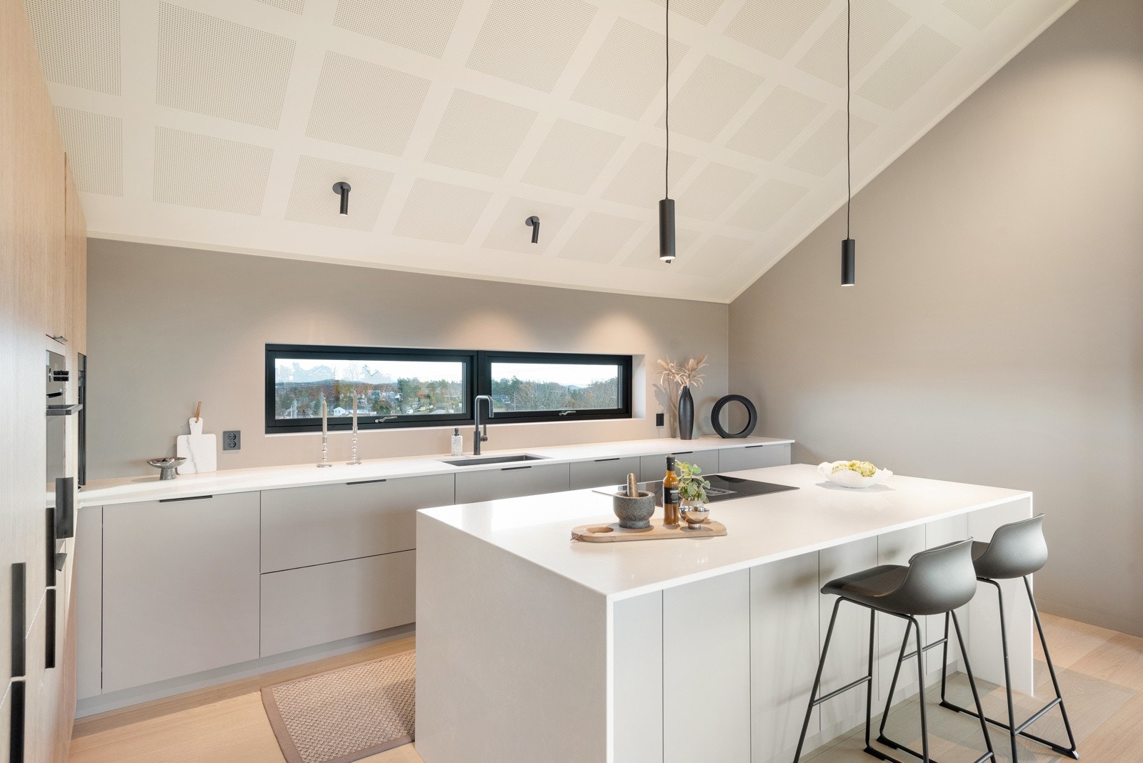 Av integrerte hvitevarer er det m kjøleskap, fryseskap, oppvaskmaskin, stor induksjonstopp med integrert avsug og stekeovn Galleribilde