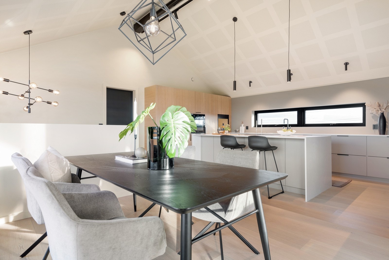 En spisestueavdeling ved kjøkkenet, perfekt for middagsbesøk Galleribilde