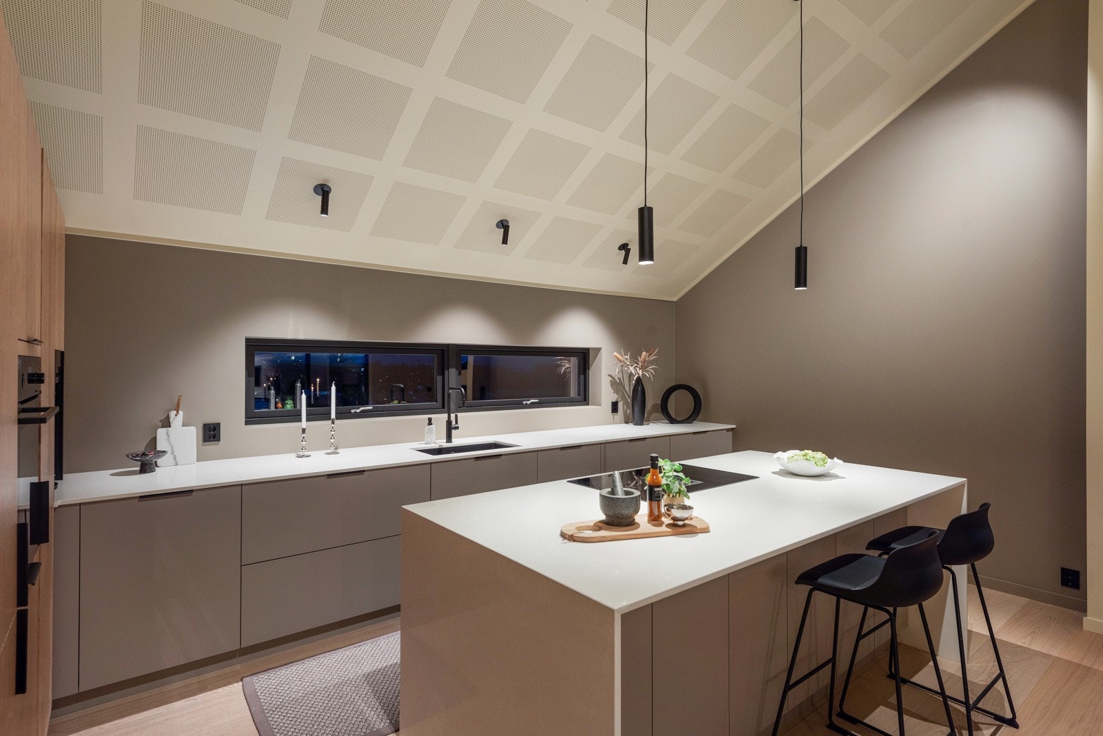 Det er også ekstra stor koketopp m/ventilator, samt avansert ovn med wifi og pyrolyse Galleribilde