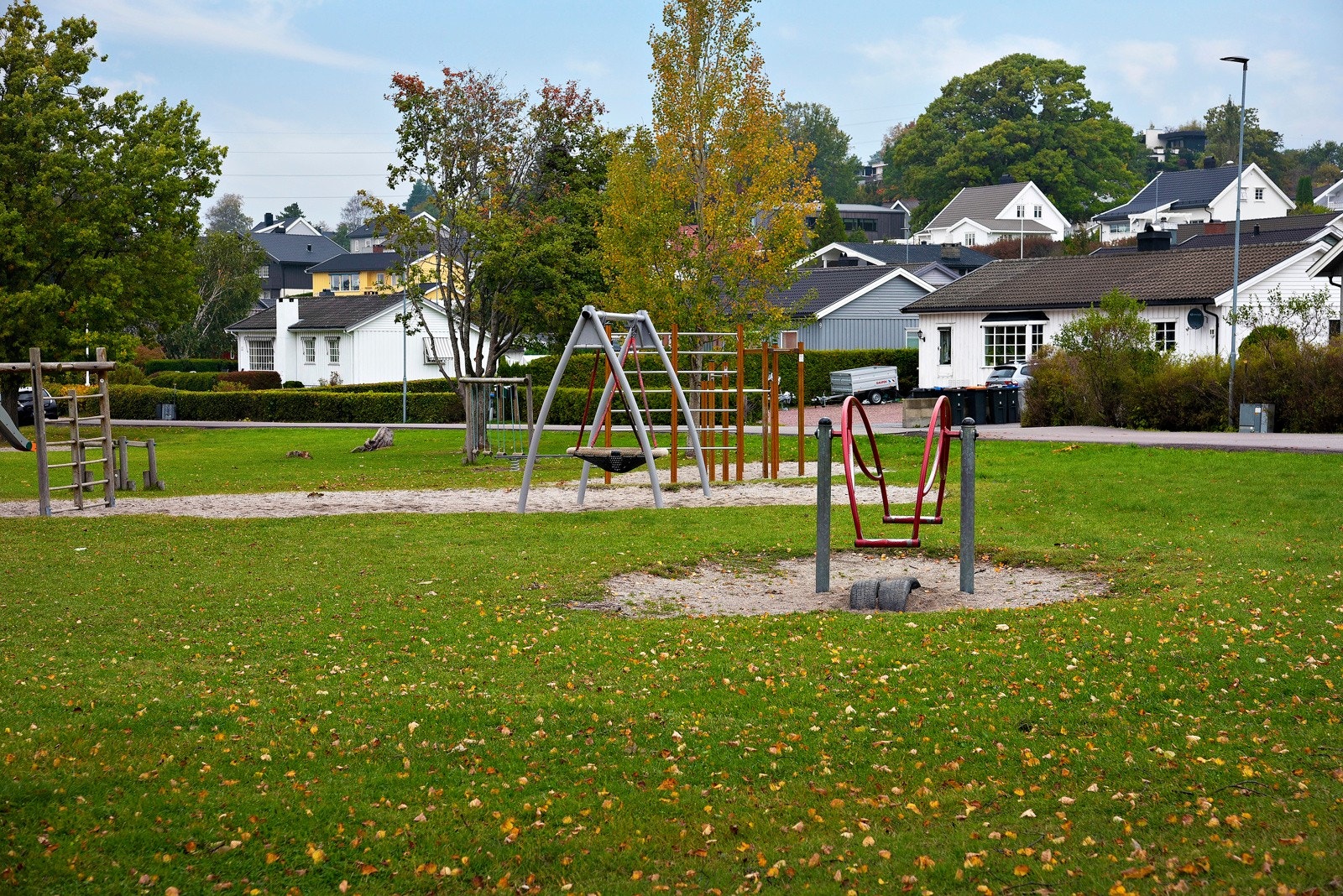Lekeplassen ligger i nærheten og her kan både store og små møtes Galleribilde