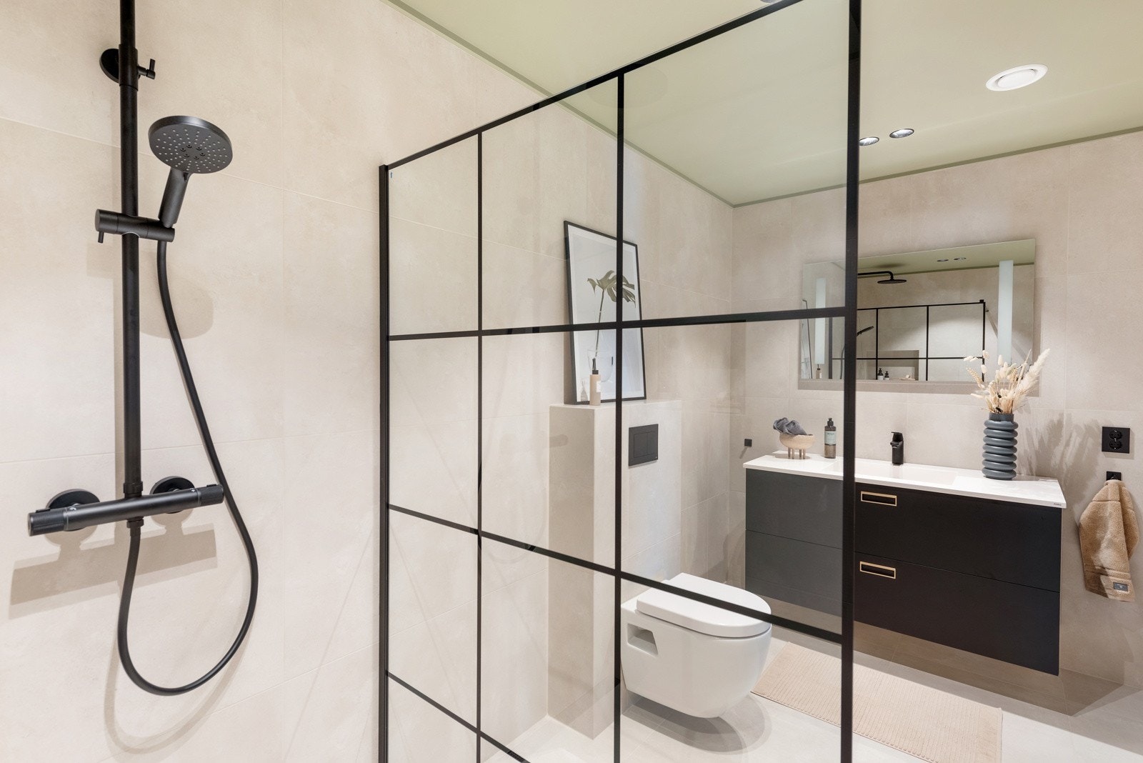 Det er 2 bad i boligen. Baderommet i 1.etasje har ekslusive fliser fra Fagflis og innredning fra Kvik Galleribilde