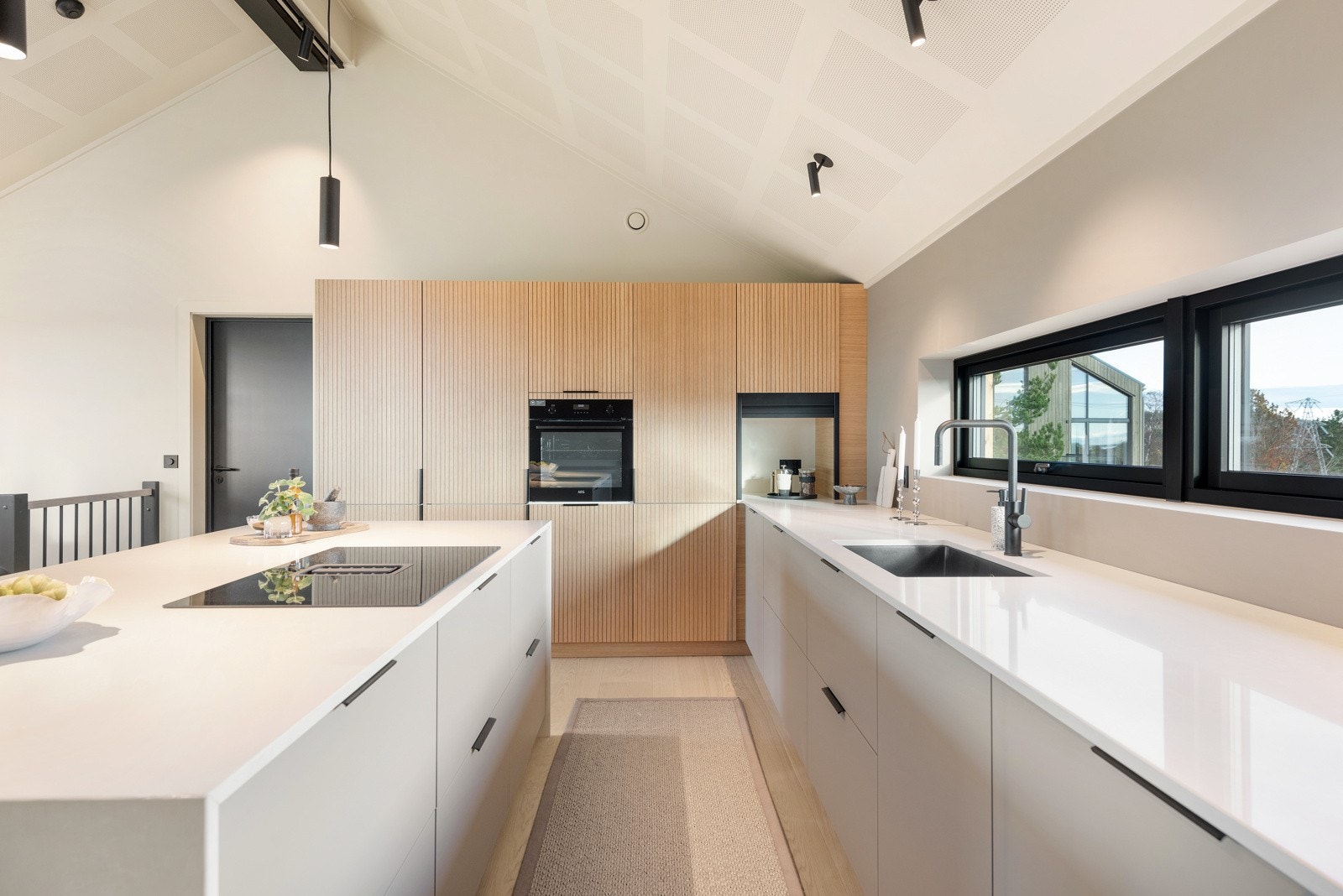 Kjøkkeninnredningen er fra Kvik og det er Silestone steinkompositt benkeplate fra Easystone Galleribilde