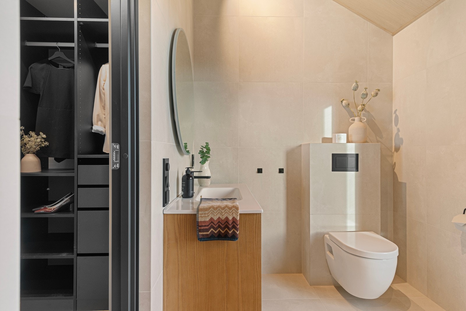 Hovedsoverommet med tilknytning til walk-in closet og bad gir en hotellfølelse Galleribilde