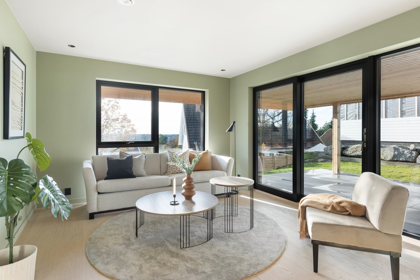 I 1.etasje er det en stor stue, perfekt som egen barne- og ungdomsavdeling! Det er lagt varmekabler i hele 1.etasje. Galleribilde