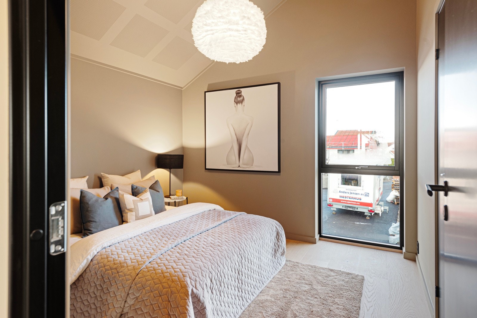 Hovedsoverommet ligger i 2.etasje og oppleves som delikat Galleribilde