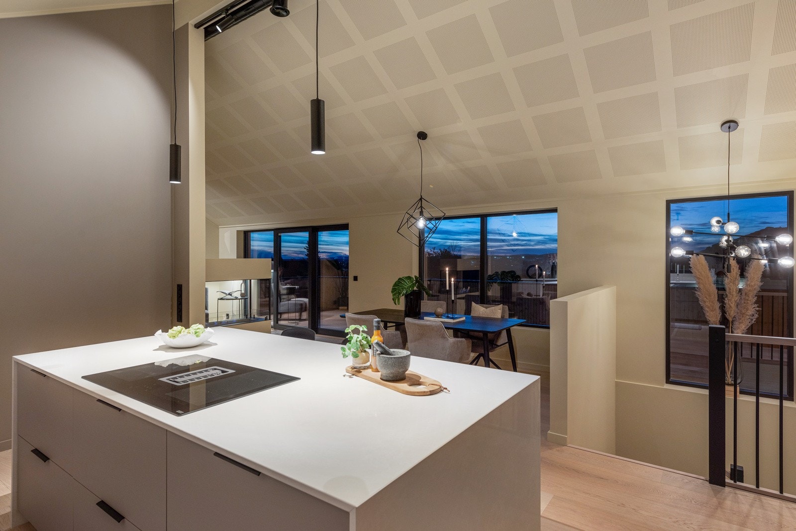 Kjøkkenøyen gir godt med benkplass Galleribilde