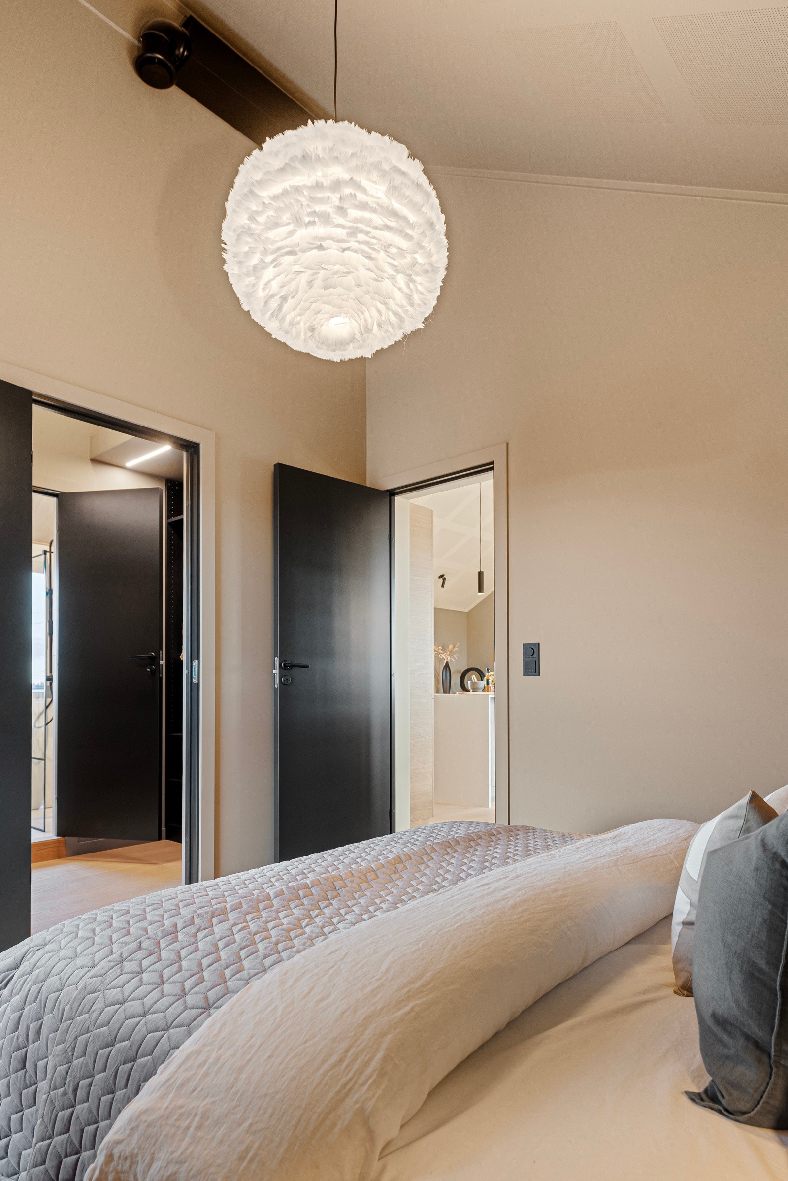 Hovedsoverommet har eget walk-in closet og eget hovedbad Galleribilde