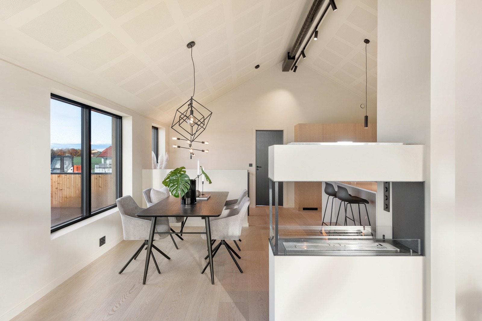 Stuen og kjøkken "avdeles" ved peisen Galleribilde