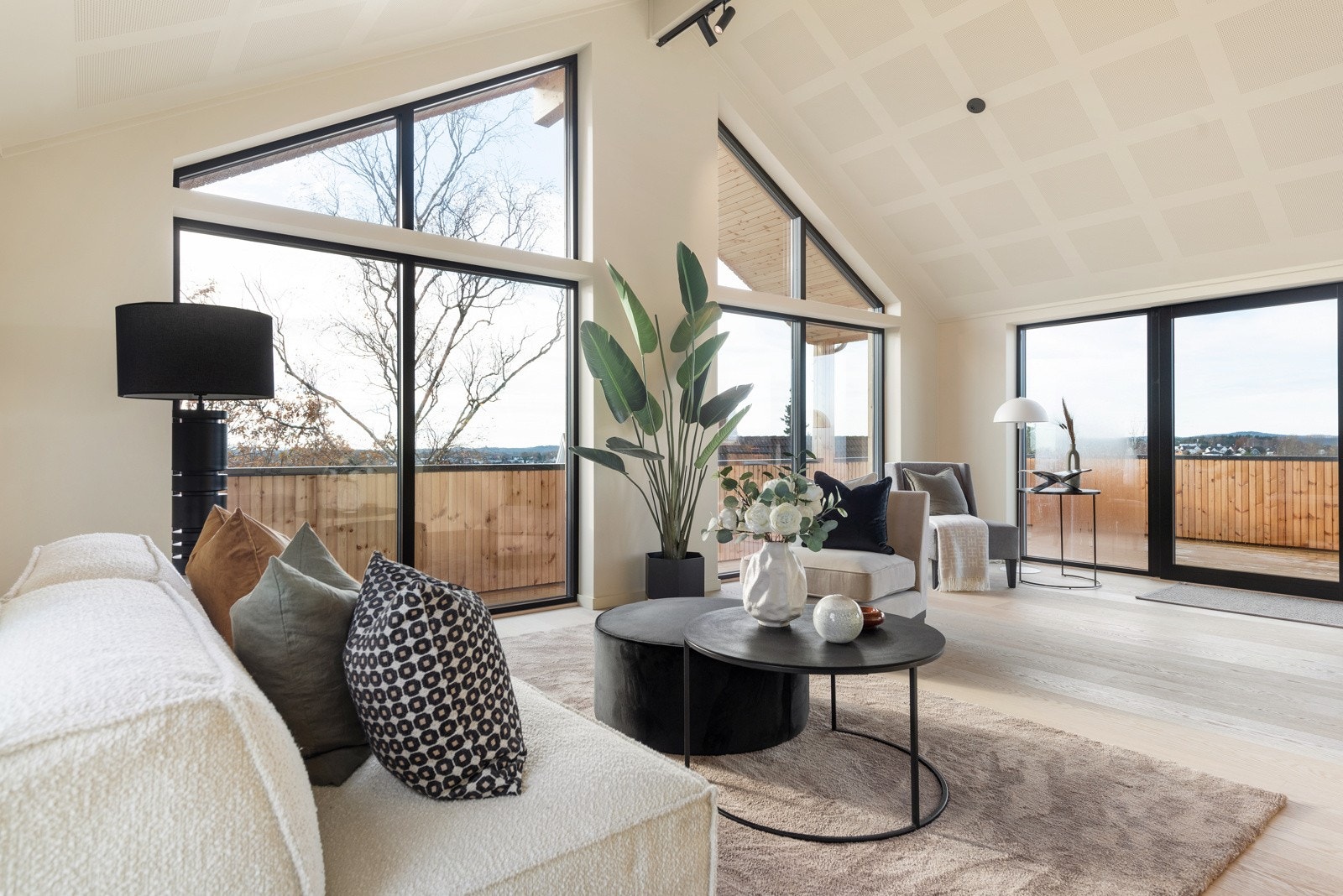 Stuen og kjøkkenet har natulige soner for innredning Galleribilde